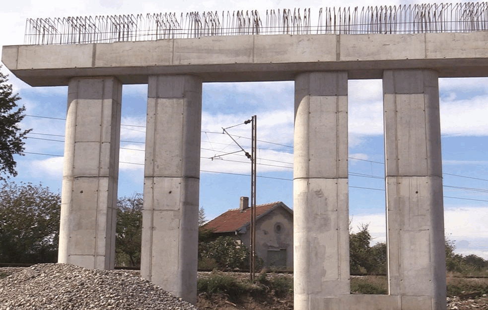 Porodicu u Zemun Polju izbacuju na ulicu zbog nove pruge (VIDEO)